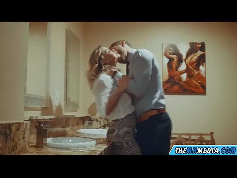 ❤️ Pe a faaosoosoina oe e se blonde busty i totonu o se faletaele lautele ❌ Rusia porn ☑